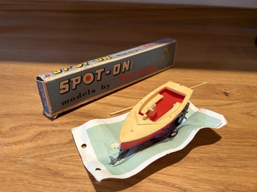 Triang spot 135 dinghy - on,